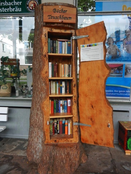 23. DIY Tree Trunk Book Shelf